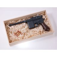 Шоколадный набор, изготовленный в виде пистолета Mauser C96 и шести патронов к нему