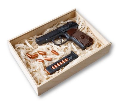 Шоколадный набор, изготовленный в виде Пистолета Макарова (ПМ), снаряженного магазина и шести патронов к нему