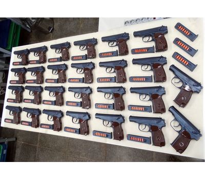 Шоколадный набор, изготовленный в виде Пистолета Макарова (ПМ), снаряженного магазина и шести патронов к нему