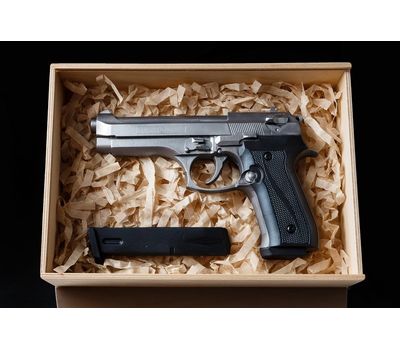 Шоколадный набор, изготовленный в виде пистолета Beretta 92 серебристый + магазина