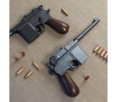 Шоколадный набор, изготовленный в виде пистолета Mauser C96 и шести патронов к нему